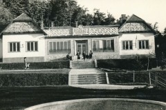 A-Deryne-kulturhaz-homlokzata-az-1960-as-evekben-Rehling-Laksz-Eva-gyujtemenye