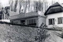 A-Deryne-kulturhaz-homlokzata-az-1960-as-evekben.-Bajzik-Zsolt-gyujtemenye